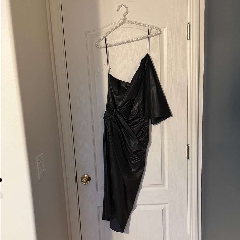 DO+BE Elegant Black One-Shoulder Dress